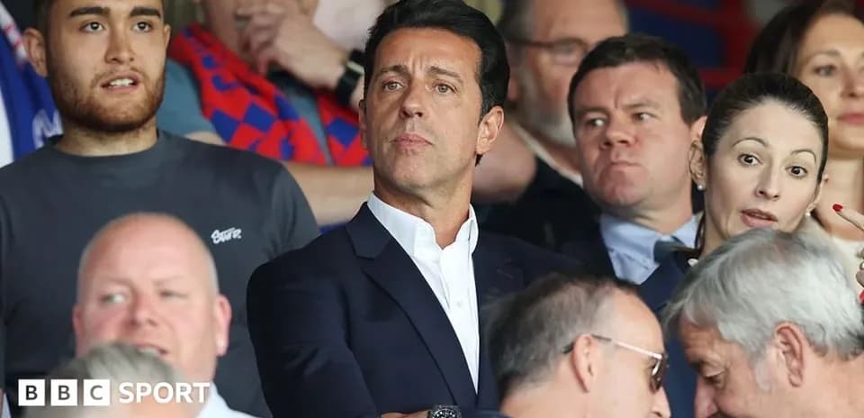 Espectadores en un partido de fútbol en las gradas