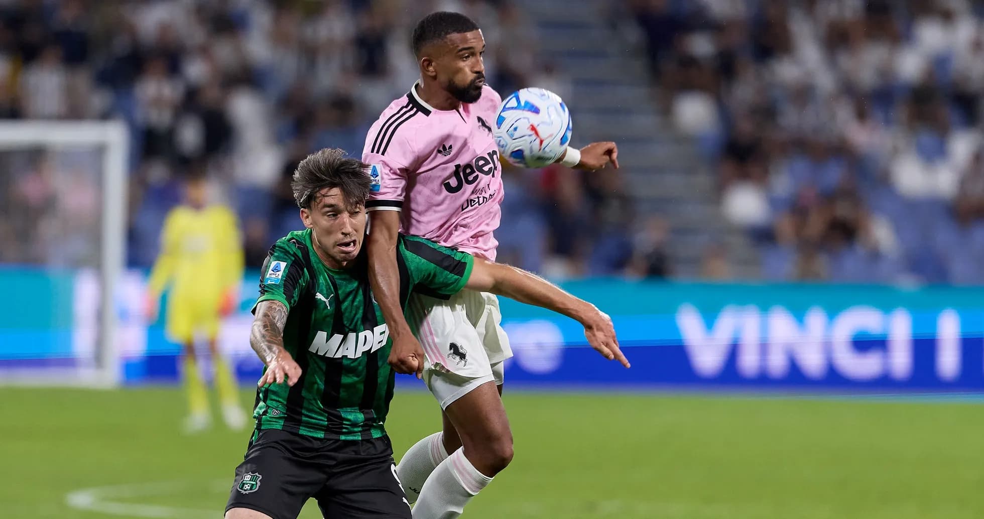 Jugador de Juventus despejando el balón ante adversario