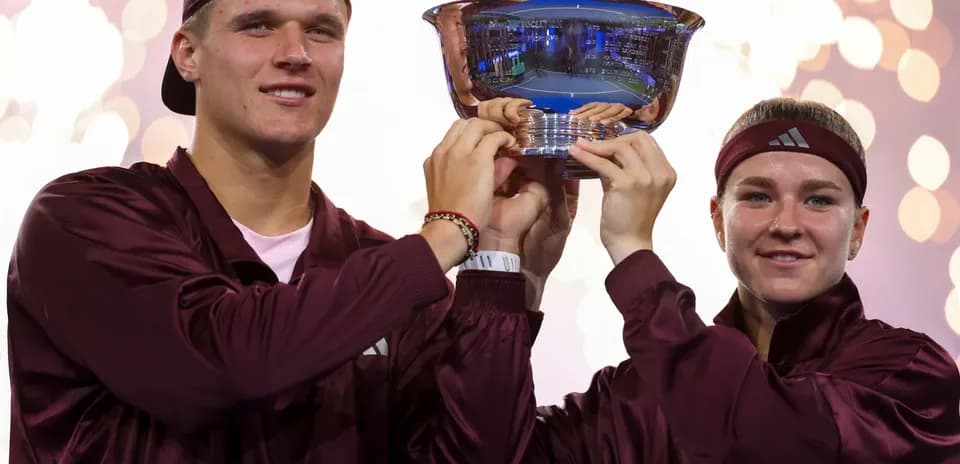 Jugadores celebrando con el trofeo en la ceremonia
