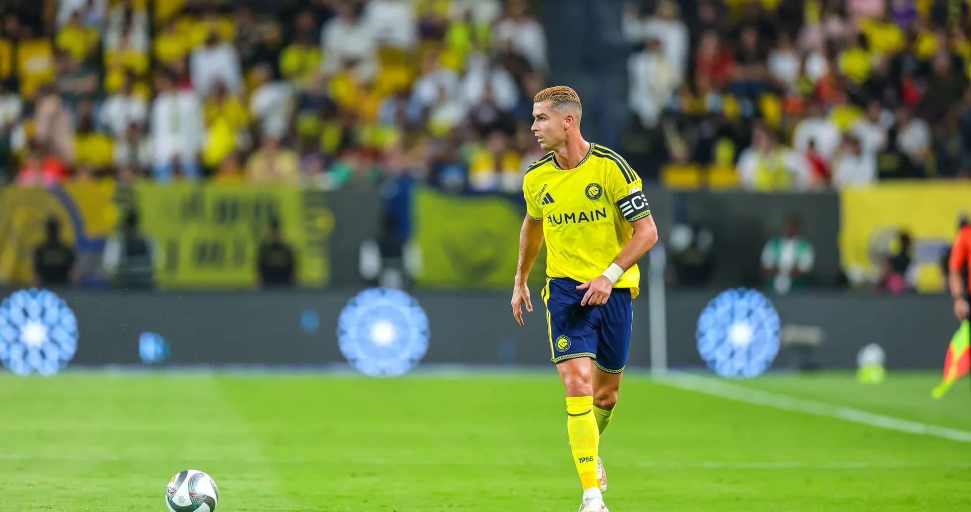 Jugador en campo durante partido de fútbol