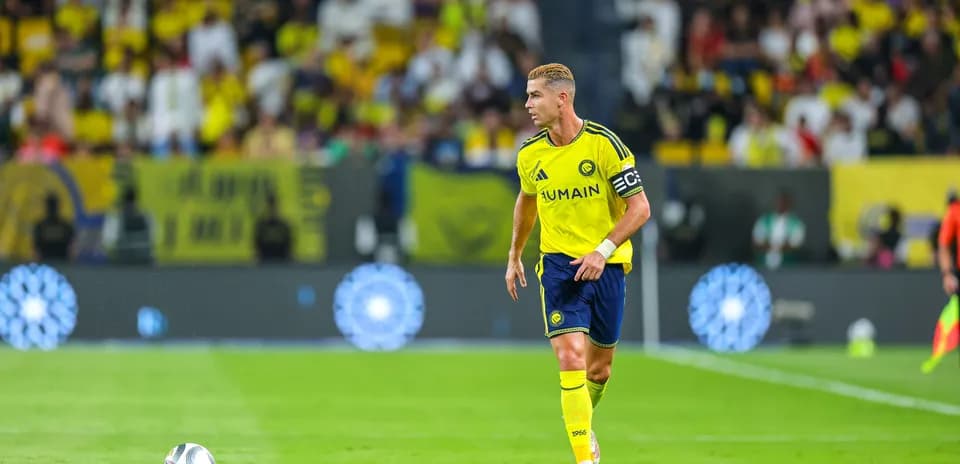 Jugador en campo durante partido de fútbol