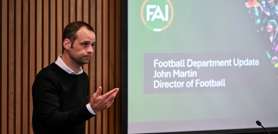 Director de fútbol presentando una actualización en conferencia