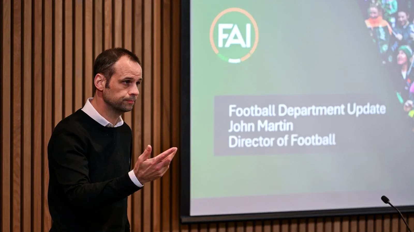 Director de fútbol presentando una actualización en conferencia