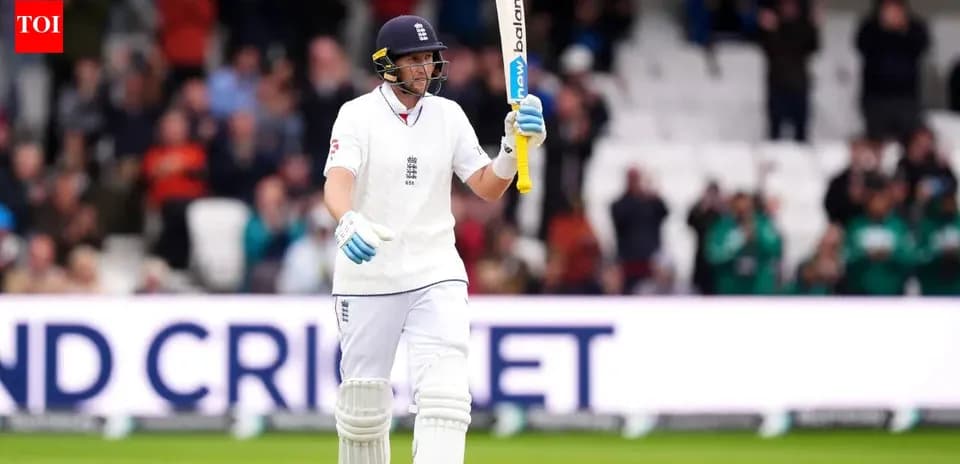 Bateador de Inglaterra celebrando en el campo de cricket