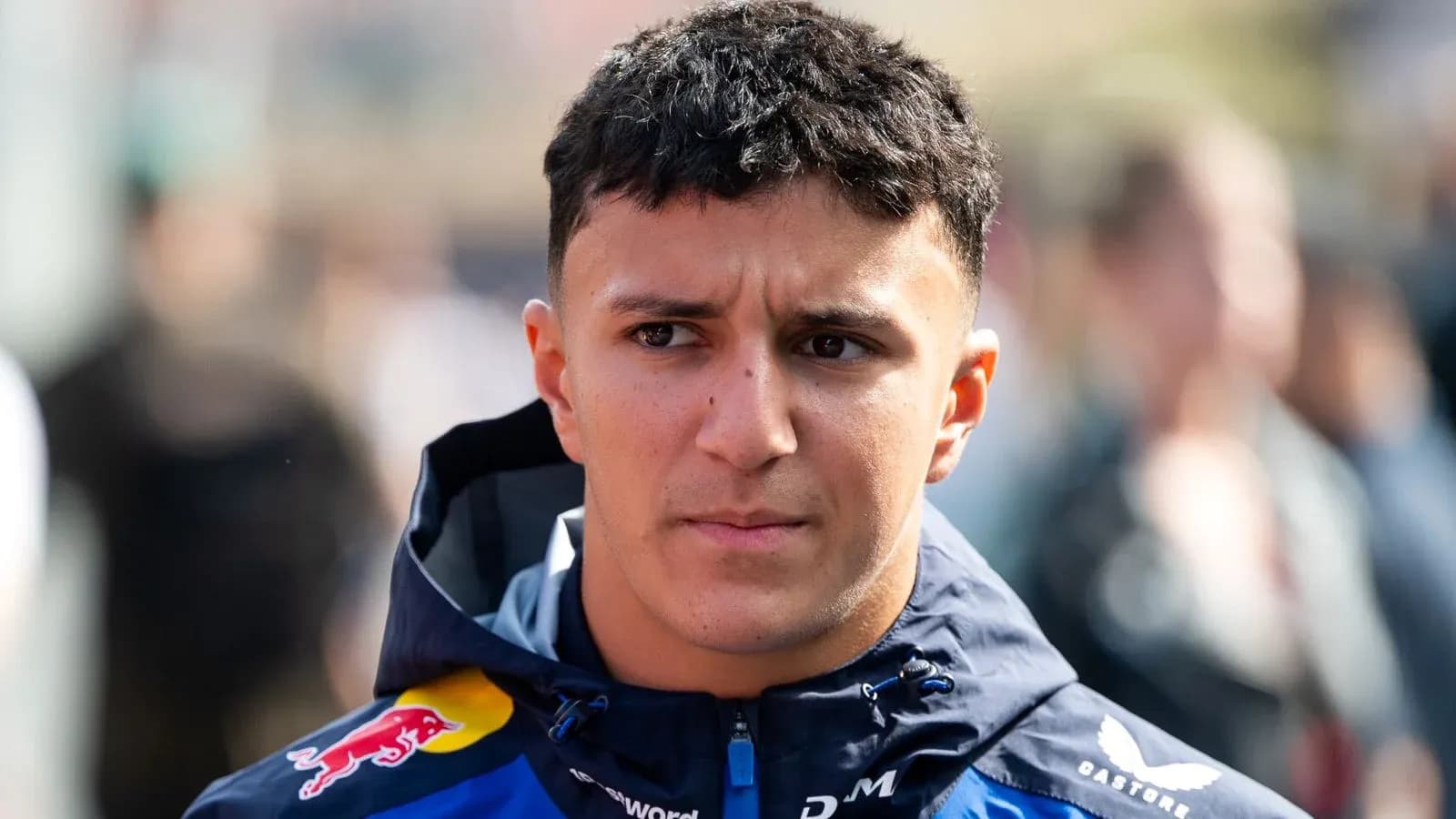 Piloto de Fórmula 1 en el paddock