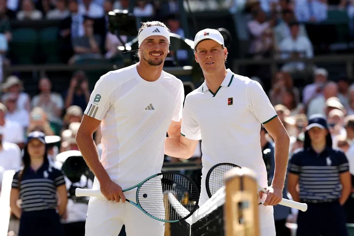 Jugadores posando antes de un partido de tenis
