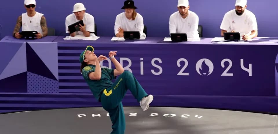 Atleta lanzando un disco en evento de París 2024