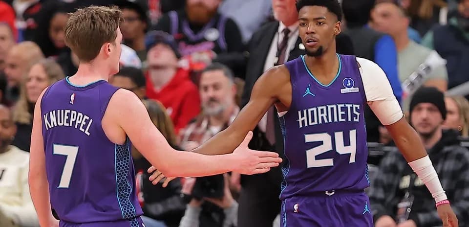Jugadores de los Hornets celebrando en el partido