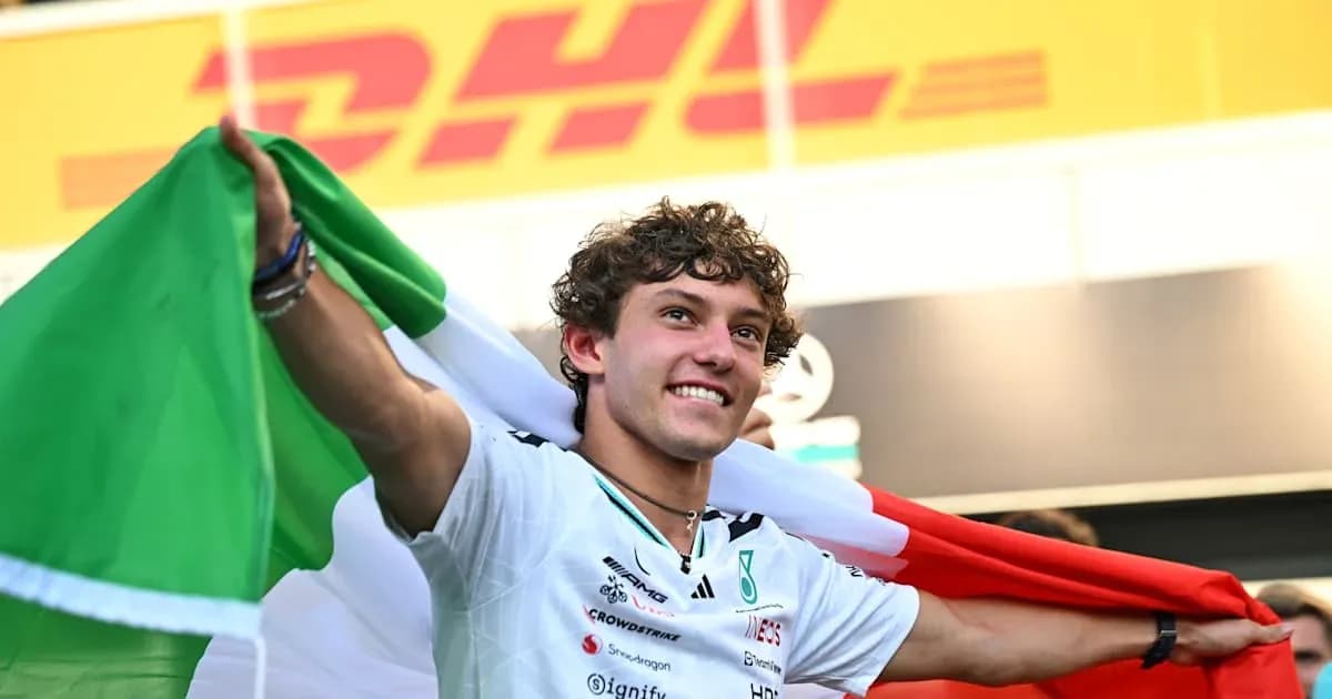 Piloto sosteniendo una bandera italiana en celebración