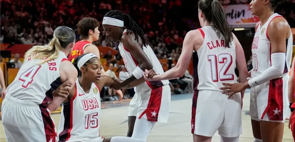 Jugadoras de baloncesto de EE. UU. en tiempo muerto