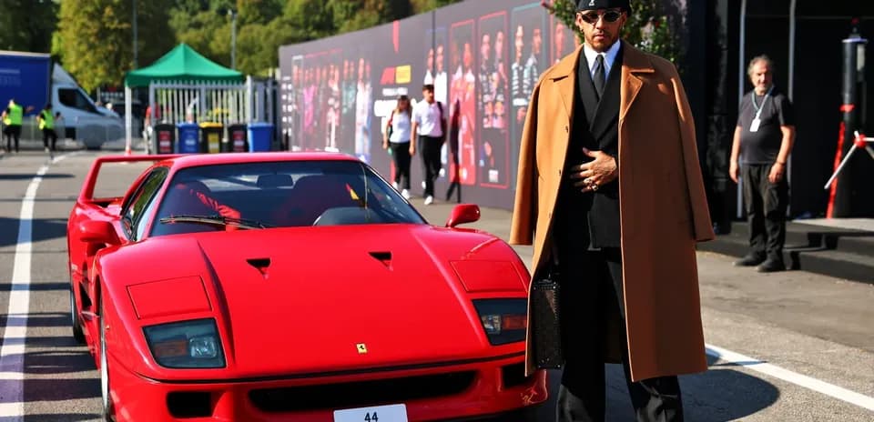 Hombre de pie junto a un Ferrari rojo