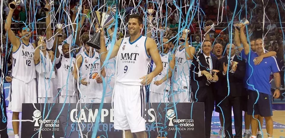Equipo celebrando victoria con trofeos y serpentinas
