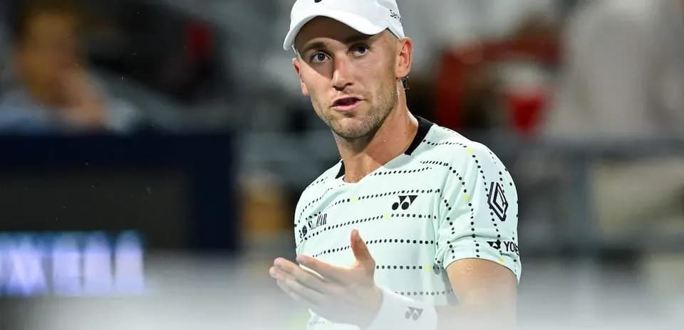 Jugador de tenis discutiendo durante un partido