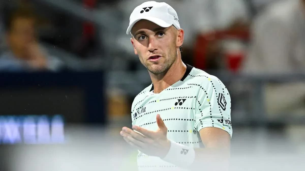 Jugador de tenis discutiendo durante un partido