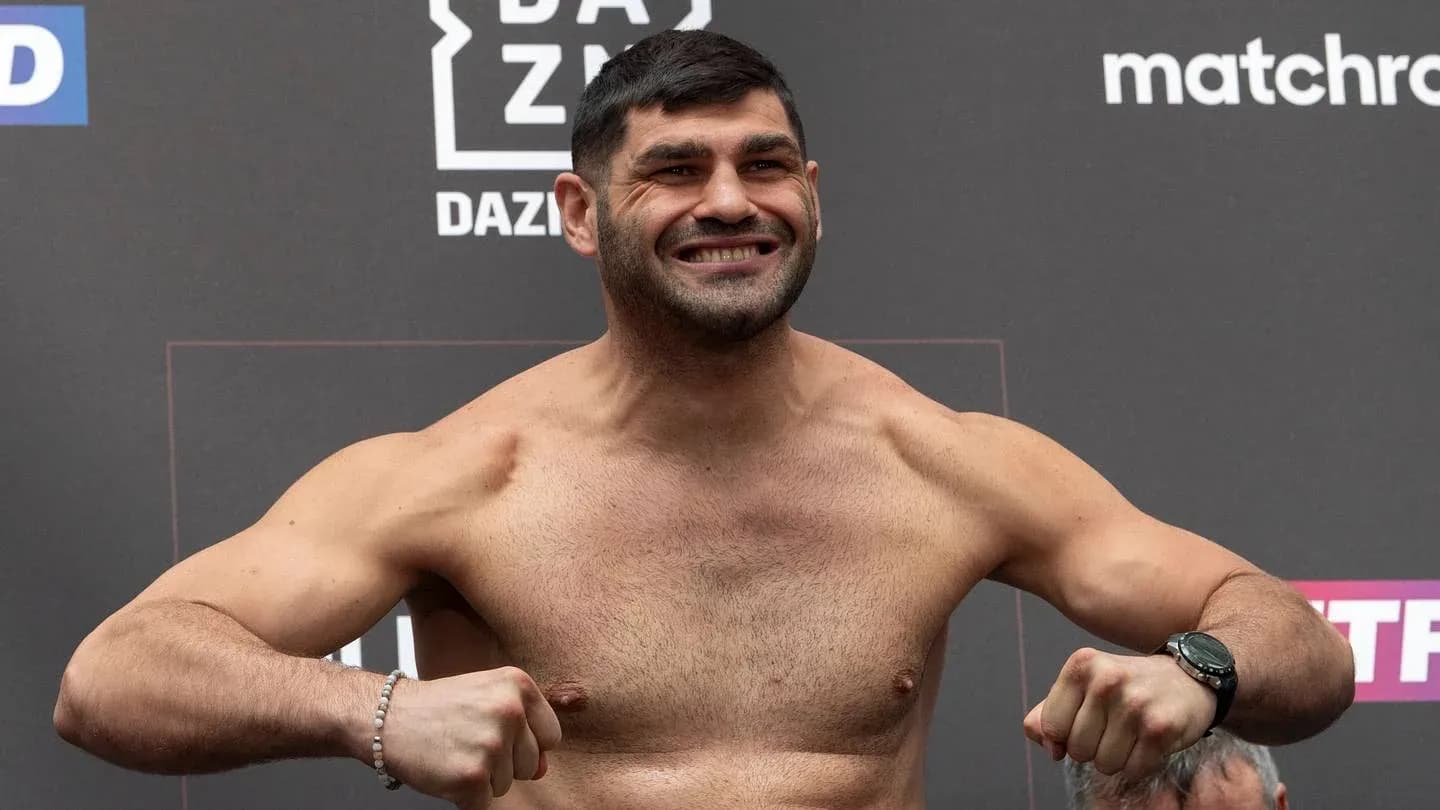 Boxeador sonriendo durante pesaje oficial