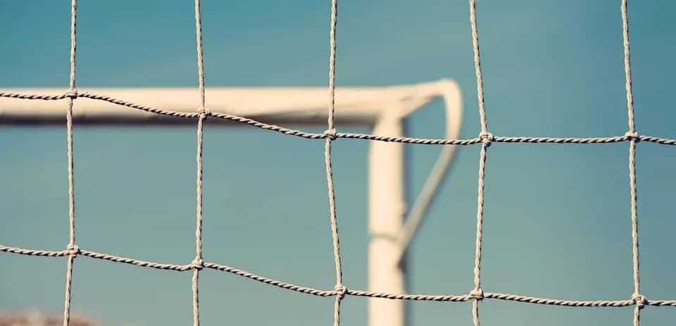 Red de gol de fútbol con fondo azul