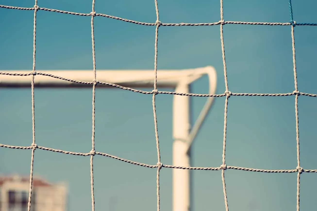 Red de gol de fútbol con fondo azul