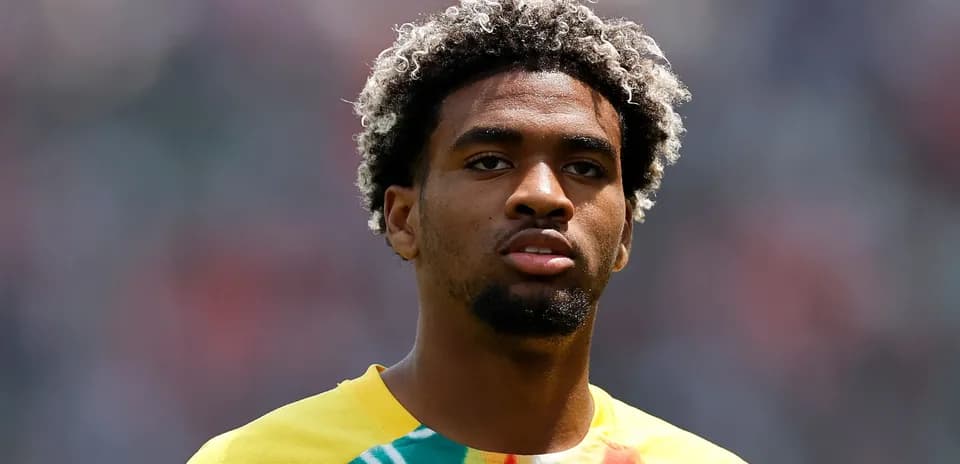 Jugador de fútbol en uniforme amarillo en el campo