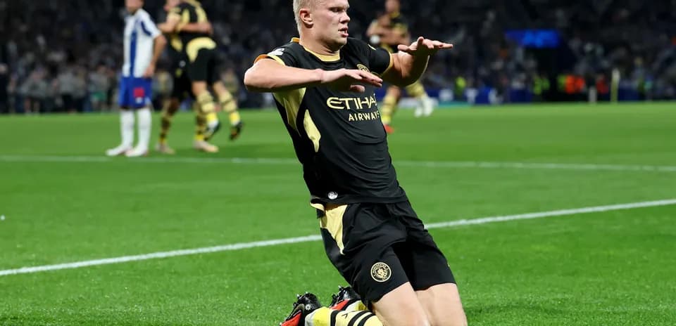 Jugador de fútbol celebrando en el campo de juego