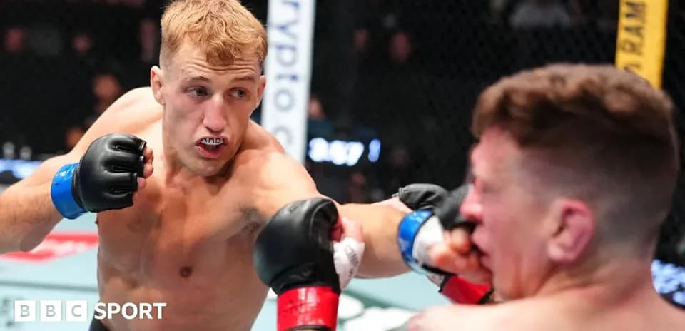 Peleador lanzando un puñetazo en combate de MMA