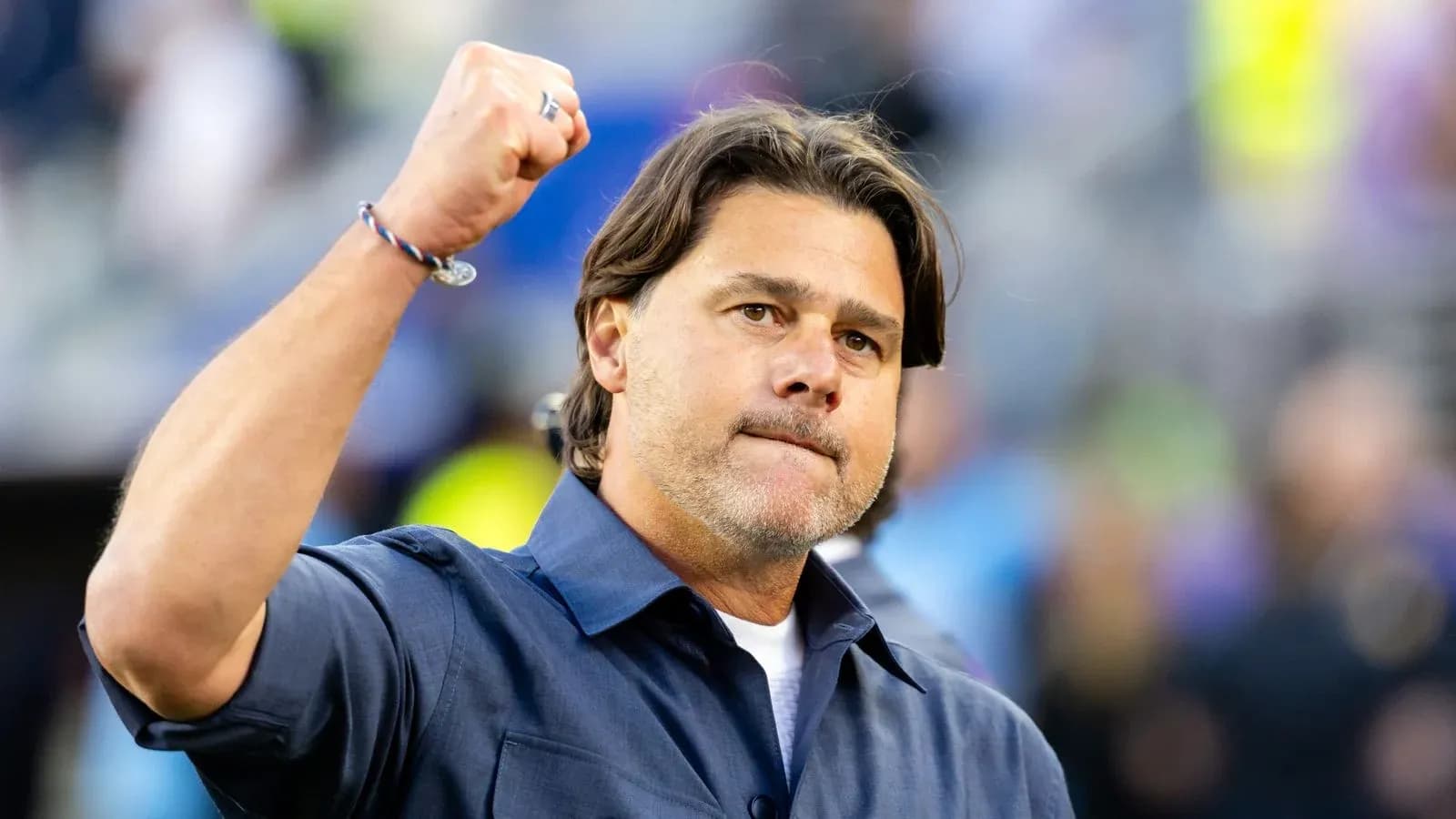 Entrenador levantando el puño en señal de triunfo
