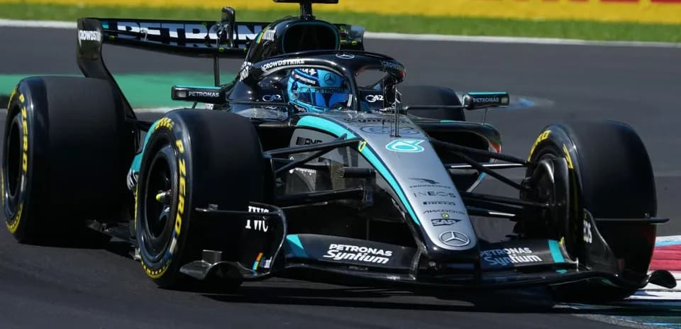 Coche de Fórmula 1 en plena carrera en pista
