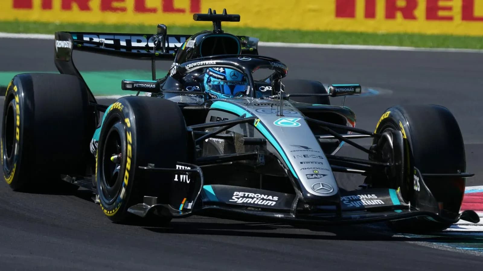 Coche de Fórmula 1 en plena carrera en pista