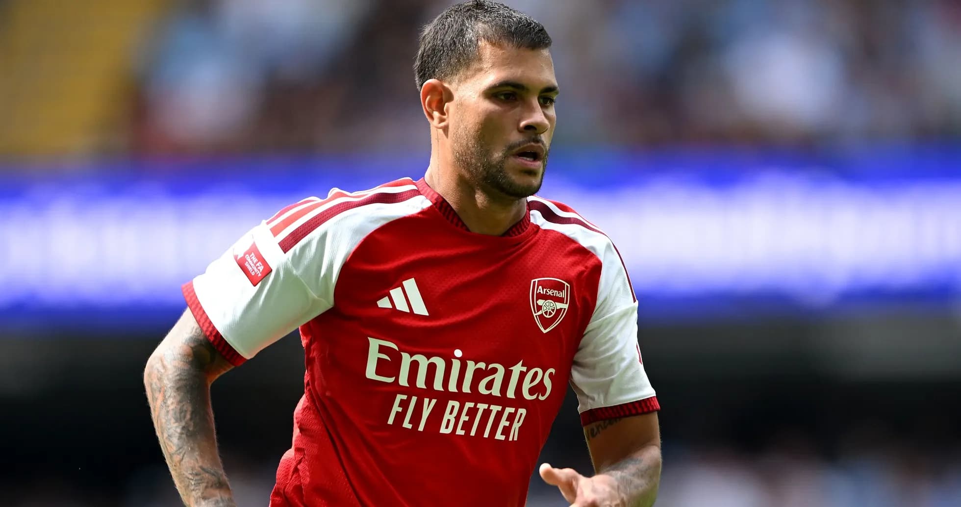 Jugador de Arsenal en acción durante el partido