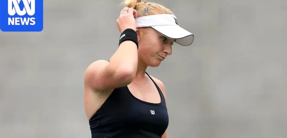 Tenista con gorra, mostrando gesto pensativo en cancha