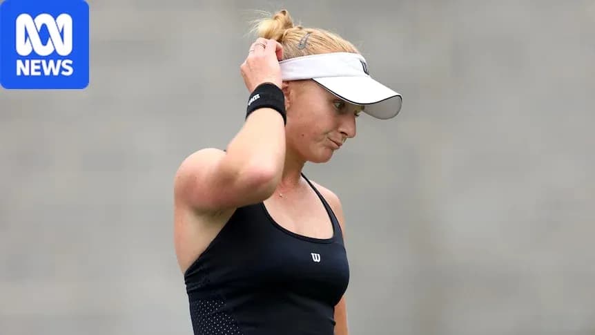 Tenista con gorra, mostrando gesto pensativo en cancha