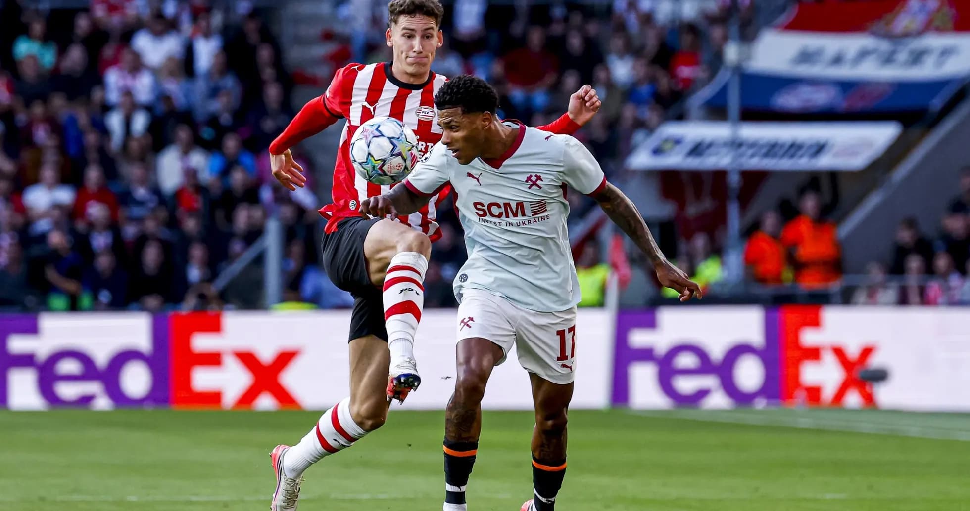 Jugador de equipo rojo compitiendo por el balón