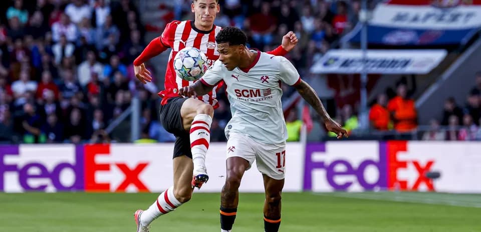 Jugador de equipo rojo compitiendo por el balón