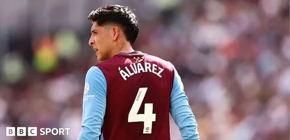 Jugador con camiseta de Aston Villa durante partido