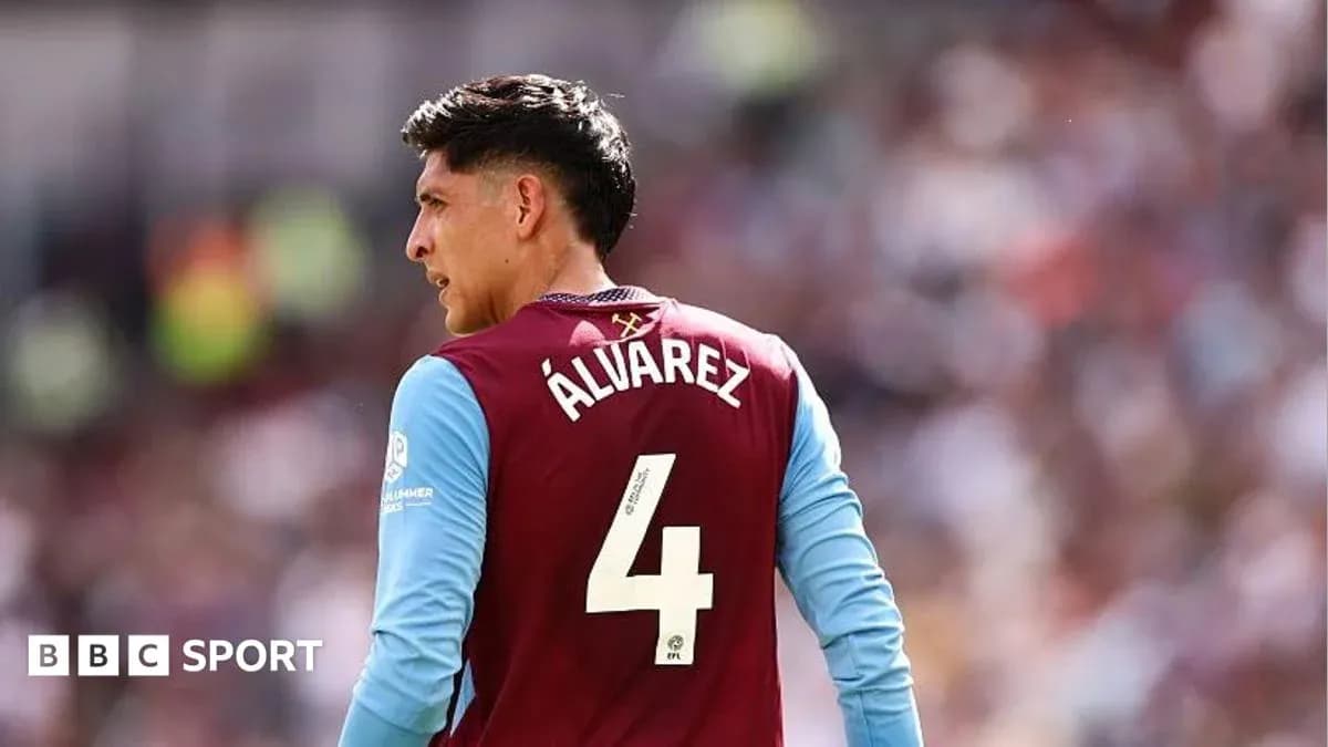 Jugador con camiseta de Aston Villa durante partido