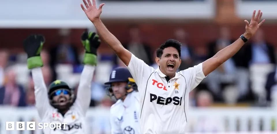 Jugador de Pakistán apelando durante un partido de cricket