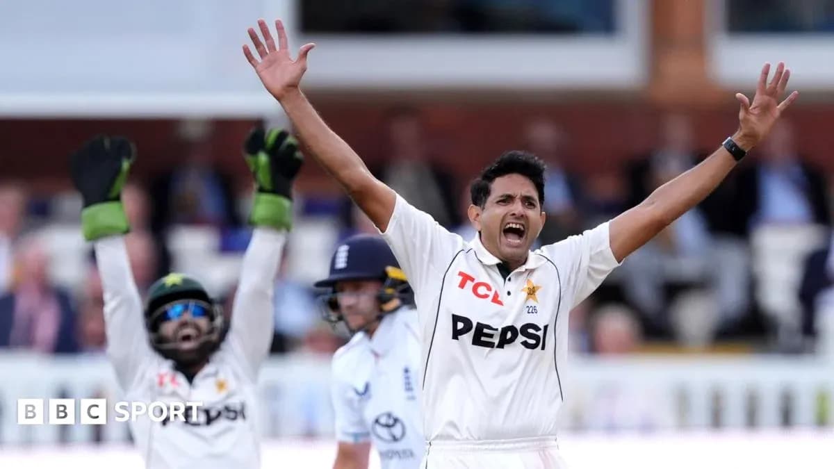 Jugador de Pakistán apelando durante un partido de cricket