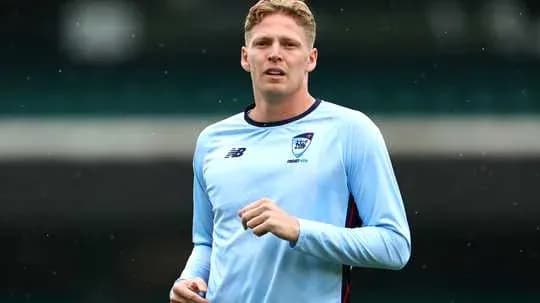 Jugador entrenando en campo con camiseta azul