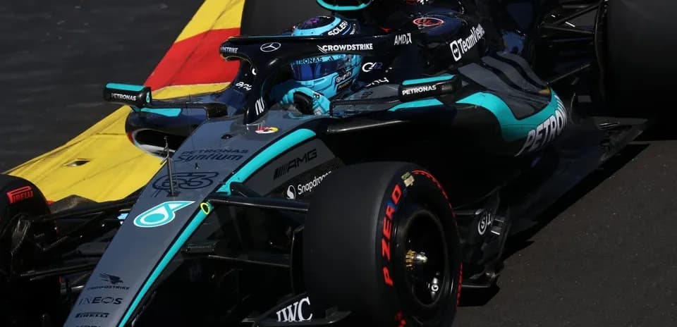 Auto de Fórmula 1 en curva durante carrera