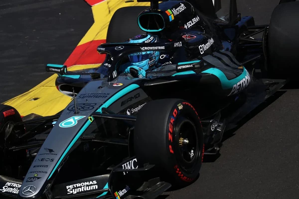 Auto de Fórmula 1 en curva durante carrera