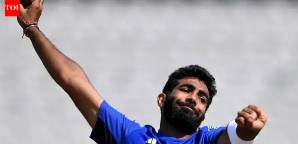 Jugador lanzando la pelota de cricket en entrenamiento