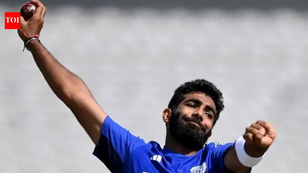 Jugador lanzando la pelota de cricket en entrenamiento