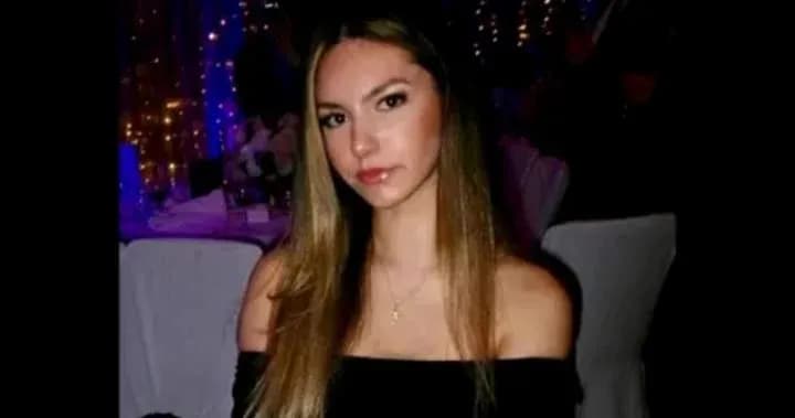 Joven con blusa negra en evento social