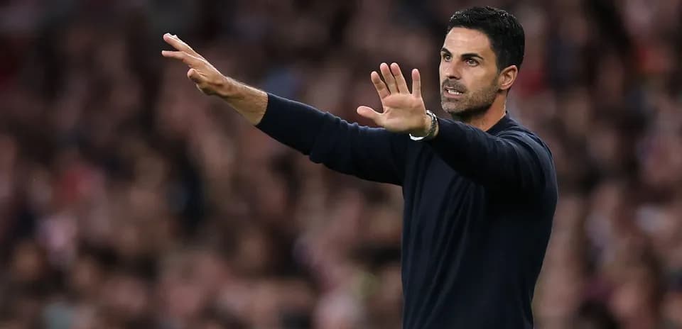 Entrenador dando instrucciones durante un partido