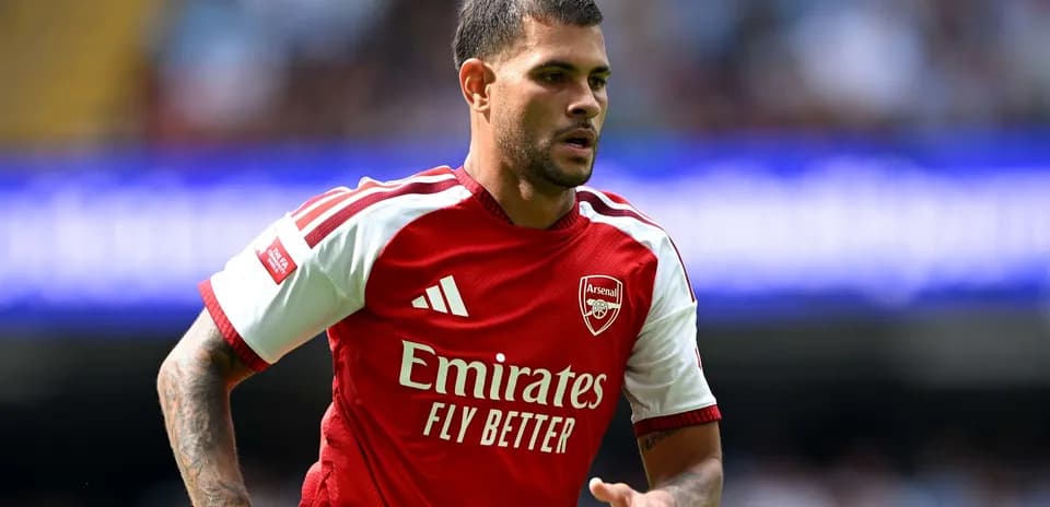 Jugador de Arsenal corriendo en el campo