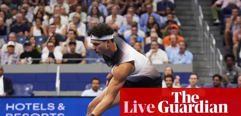 Jugador de tenis sirviendo en partido con público detrás