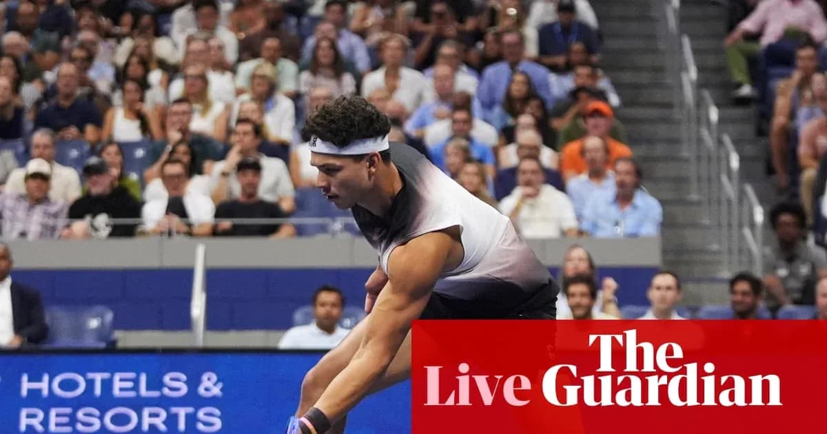 Jugador de tenis sirviendo en partido con público detrás