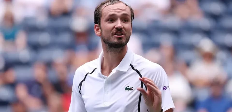 Jugador de tenis hablando durante un partido
