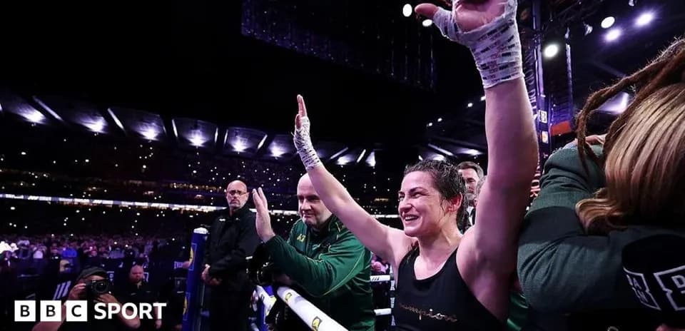 Boxeadora celebrando en el ring después de la victoria