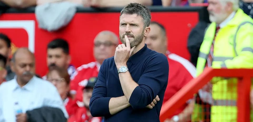 Entrenador pensativo en el banquillo durante el partido