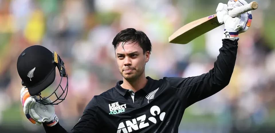 Jugador de cricket levantando su bate y casco